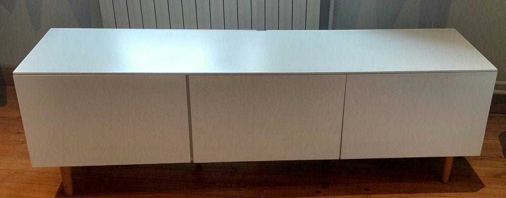 Meuble TV JYSK blanc – 3 portes – Très bon état – 100 €, Scandinave blanc, avec pieds en bois., Moins de 25 cm, Moins de 100 cm