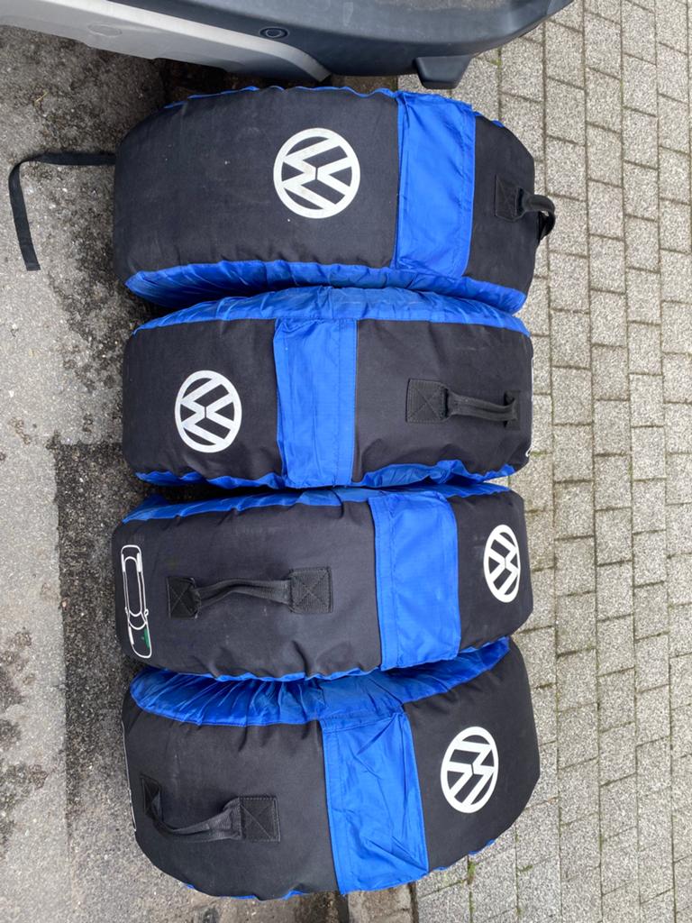 4 pneus hiver Continentale et jantes parfait état Volkswagen, 15 pouces, Pneus hiver, Véhicule de tourisme, Pneu(s)