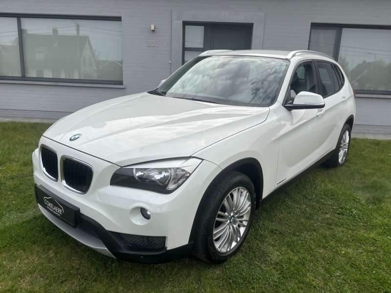 BMW X1sDrive 18dA SportStuur/Airco/Cruise/VerwarmdeZetel/PDC, Auto's, BMW, Euro 5, 1995 cc, Zwart, Wit