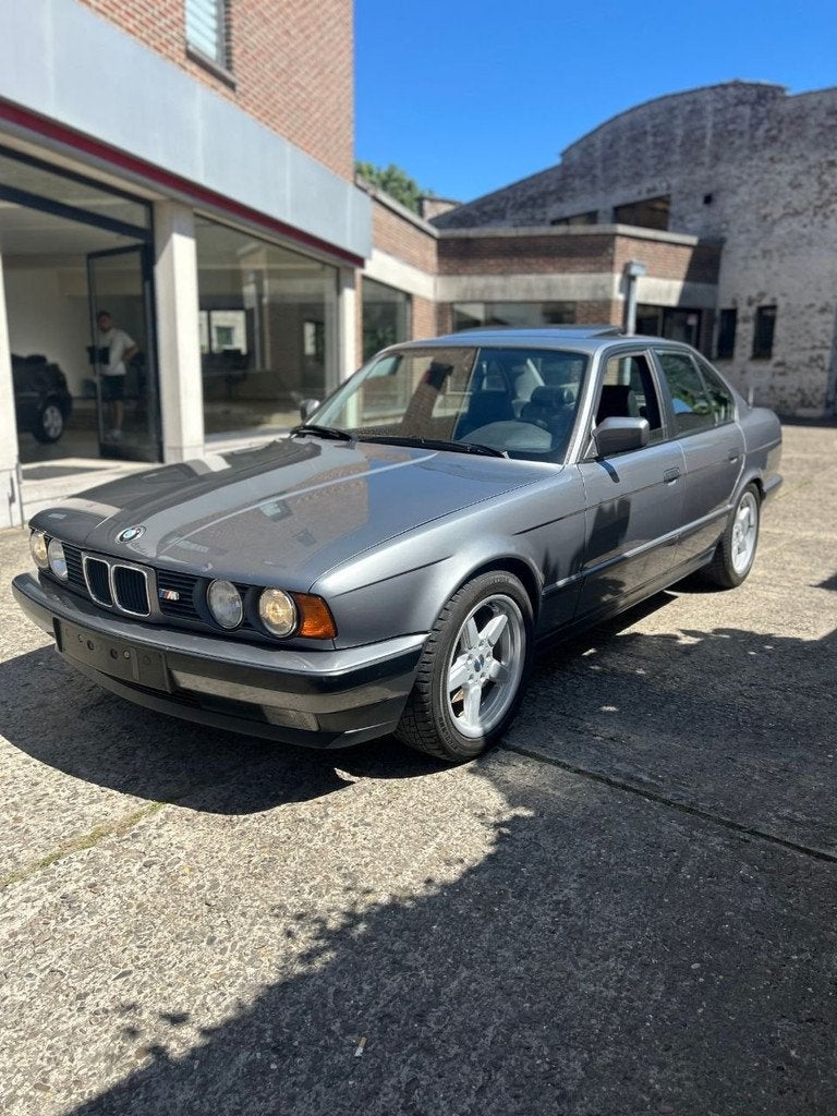 BMW 5 Serie 535 Berline Complètement remis a neuve Etat irr, Autos, Oldtimers & Ancêtres, Argent ou Gris, Achat, 155 kW, Entreprise