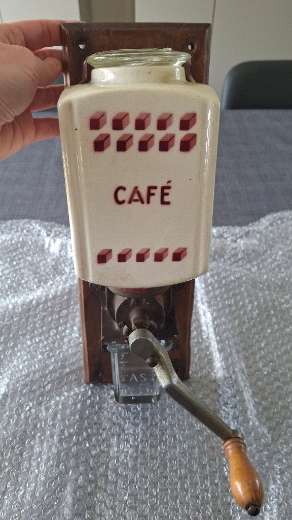 Oude koffiemolen, Ophalen