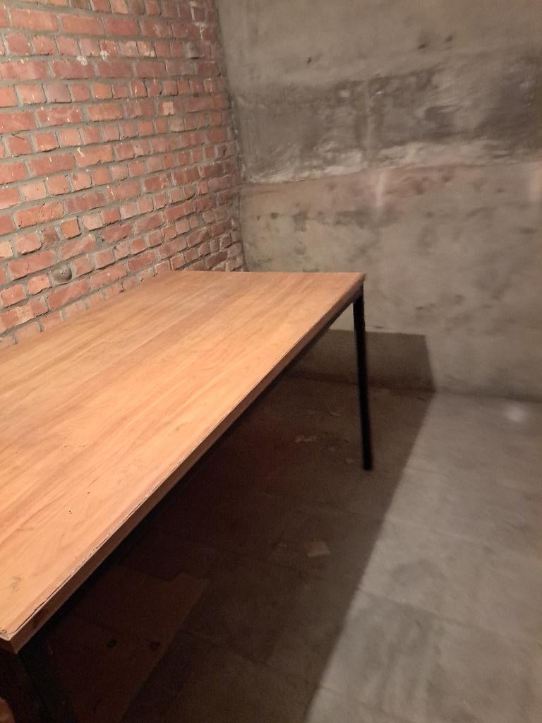 Houten tafel met ijzeren onderstel., Ophalen, Gebruikt, Eikenhout, 150 tot 200 cm