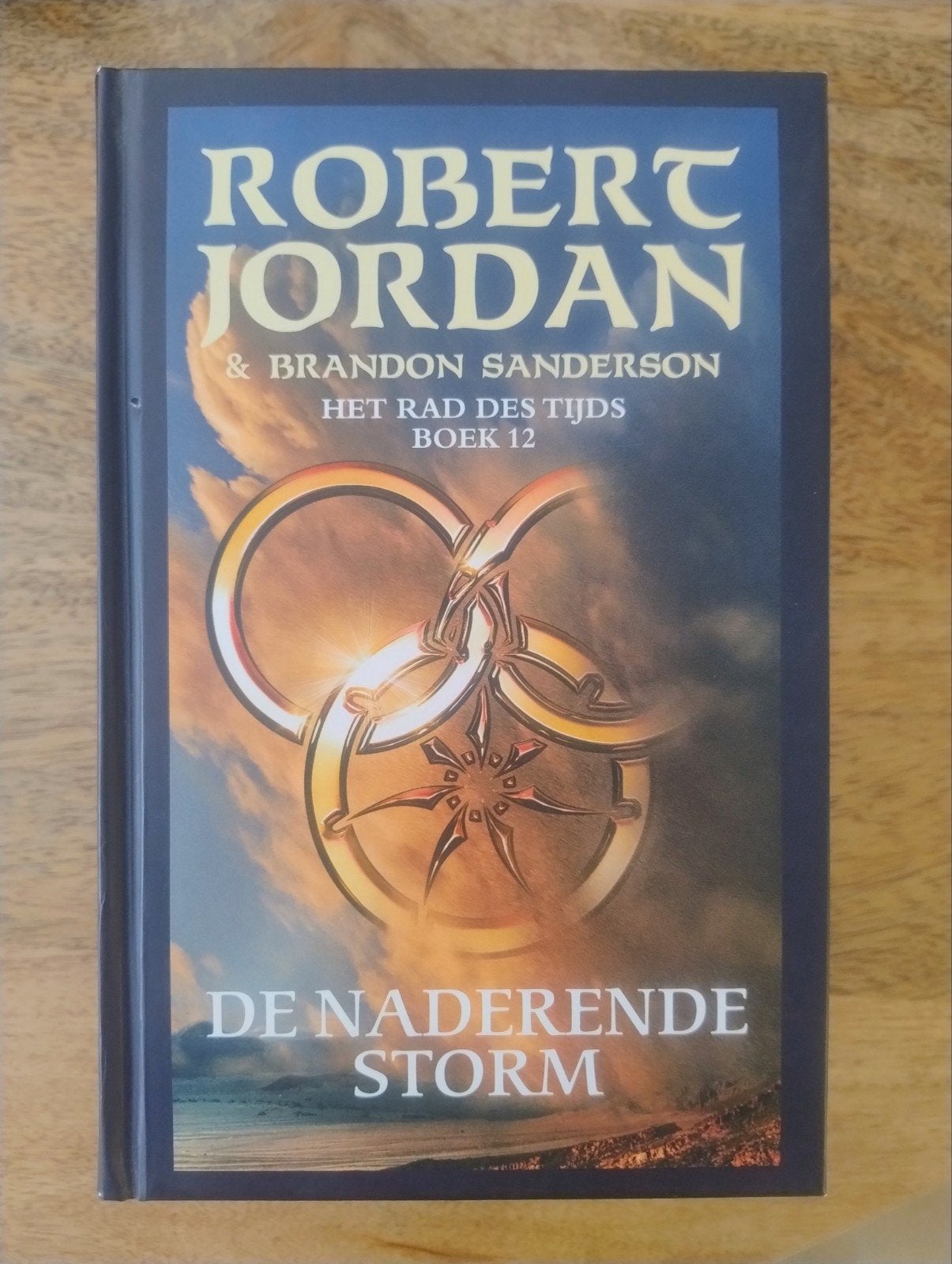 Robert Jordan - De naderende storm - Het rad des tijds, Ophalen of Verzenden, Zo goed als nieuw, Robert Jordan; Brandon Sanderson