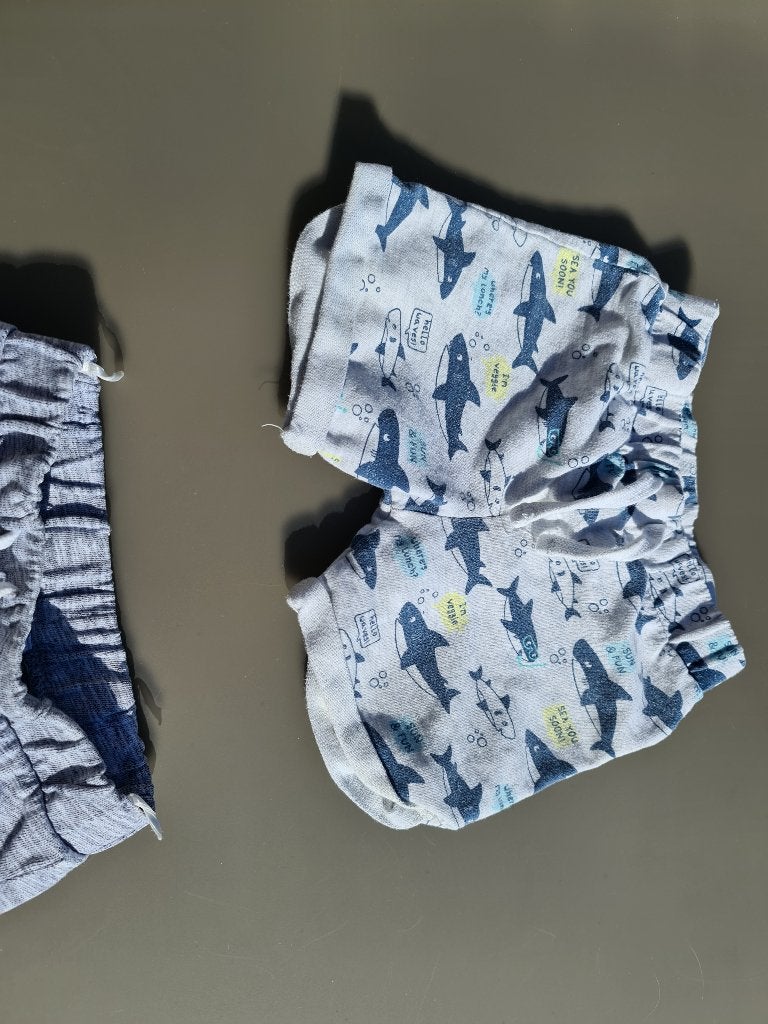 witte korte broek met haaien, Baby Club, 92, Enfants & Bébés, Vêtements enfant | Taille 92, Enlèvement, Comme neuf, Pantalon