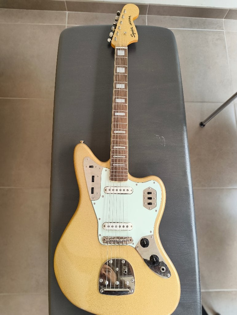 Squier Jaguar Gold Sparkle Classic Vibe 70s FSR, Muziek en Instrumenten, Ophalen, Zo goed als nieuw, Solid body, Overige merken
