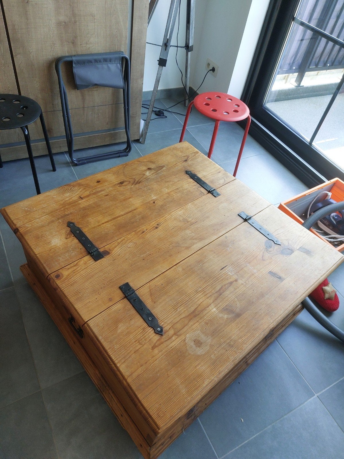 Prachtig salontafel in dennenhout.  Vierkant 90cm  90cm, Ophalen, Gebruikt, Rustiek, Vierkant