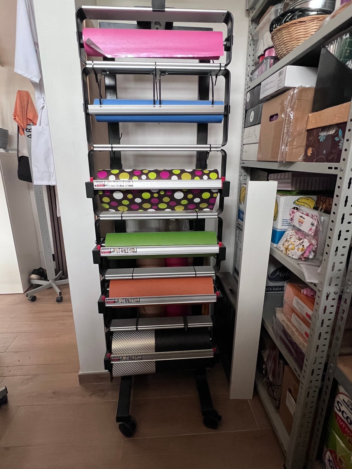 Houder 6 rollen inpakpapier, Ophalen, Zo goed als nieuw