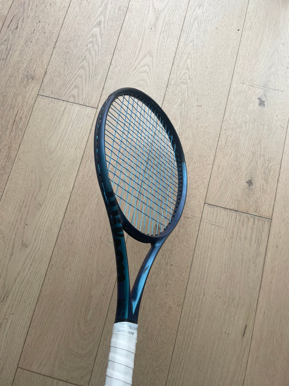 Raquette de tennis Wilson Ultra V4 100 — 300 g, Sports & Fitness, L2, Enlèvement ou Envoi, Raquette, Comme neuf