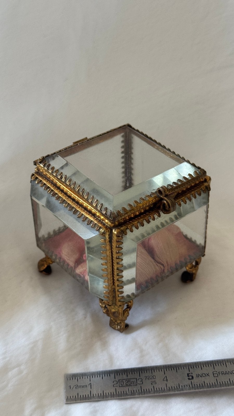 Superbe boite en verre napoleon III laiton et soie rose, Enlèvement ou Envoi