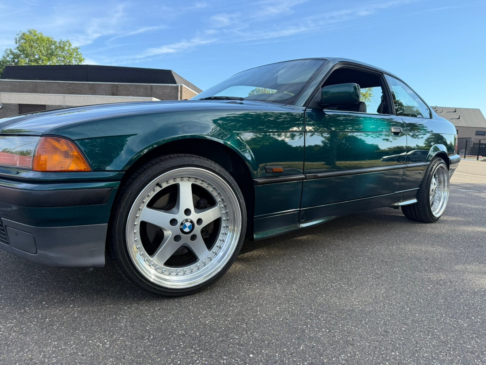 Bmw 318 is 1994 oldtimer gekeurd, Auto's, Zwart, 1796 cc, Leder, Bedrijf