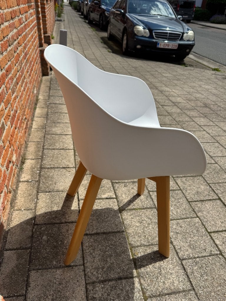 6 Witte tafelstoelen met houten poten, Huis en Inrichting, Stoelen, Wit, Zo goed als nieuw, Eén, Ophalen