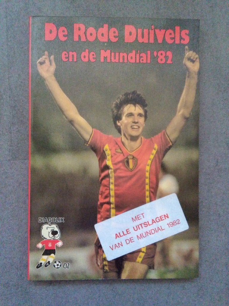 2 Boeken Rode Duivels (WK82 en WK86), Ophalen of Verzenden, Gelezen, Balsport
