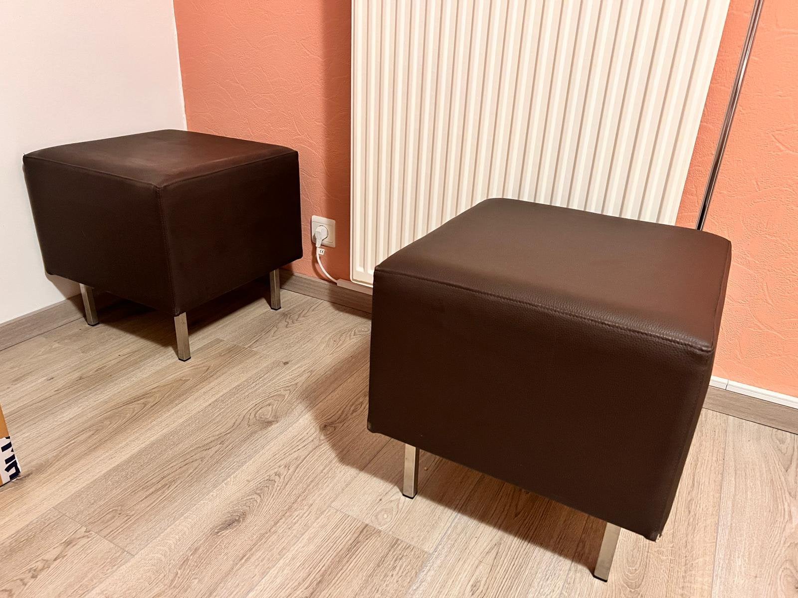 2 leren kwaliteit poefjes (€15 per stuk), Ophalen, Zo goed als nieuw
