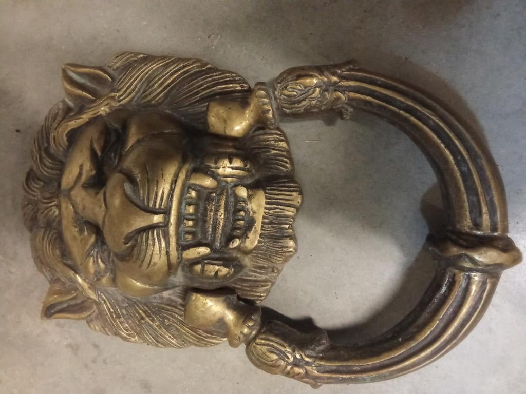 Oude deurklink bij de ingang van het huis., Ophalen of Verzenden