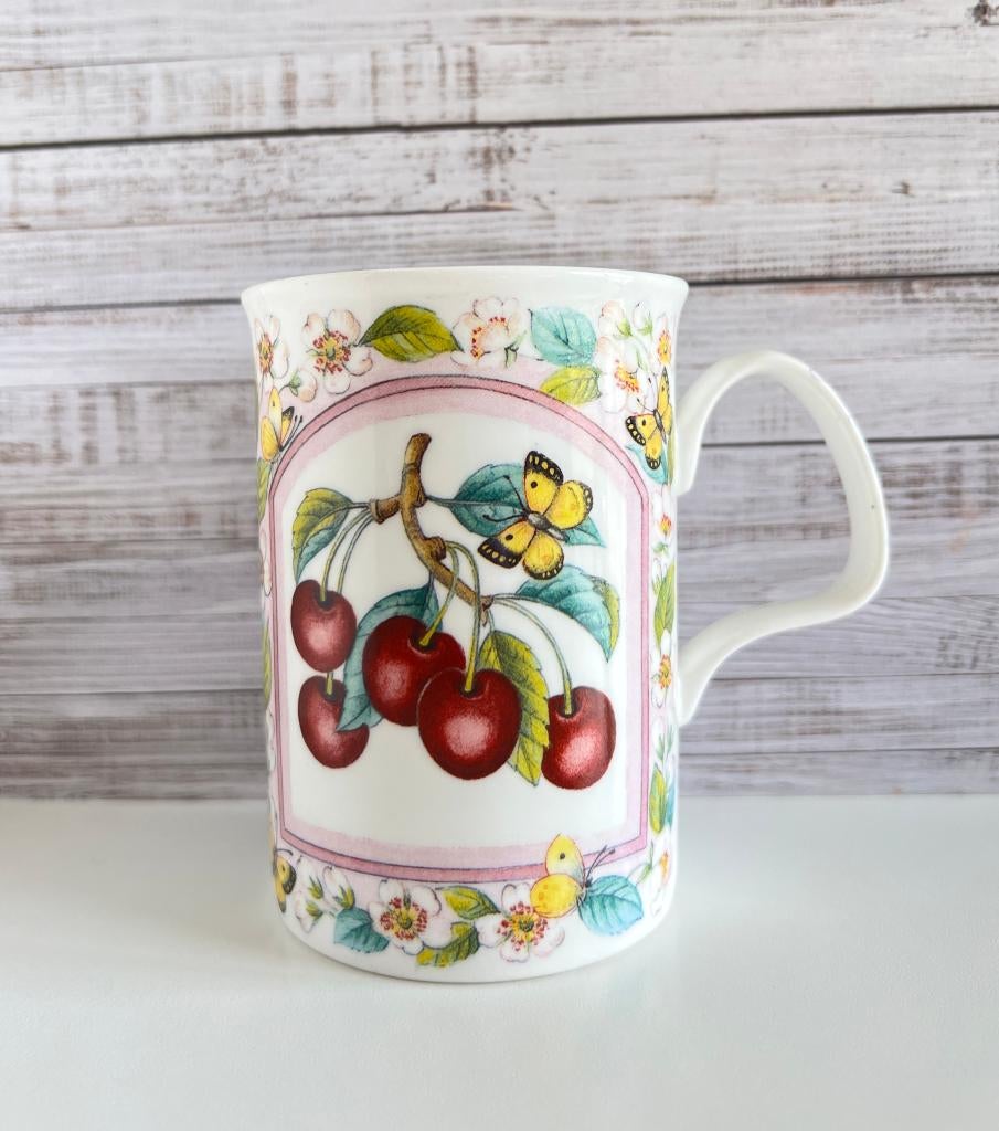Tasse Roy Kirkham Prunus au décor de cerises et de papillons, Antiquités & Art, Enlèvement ou Envoi