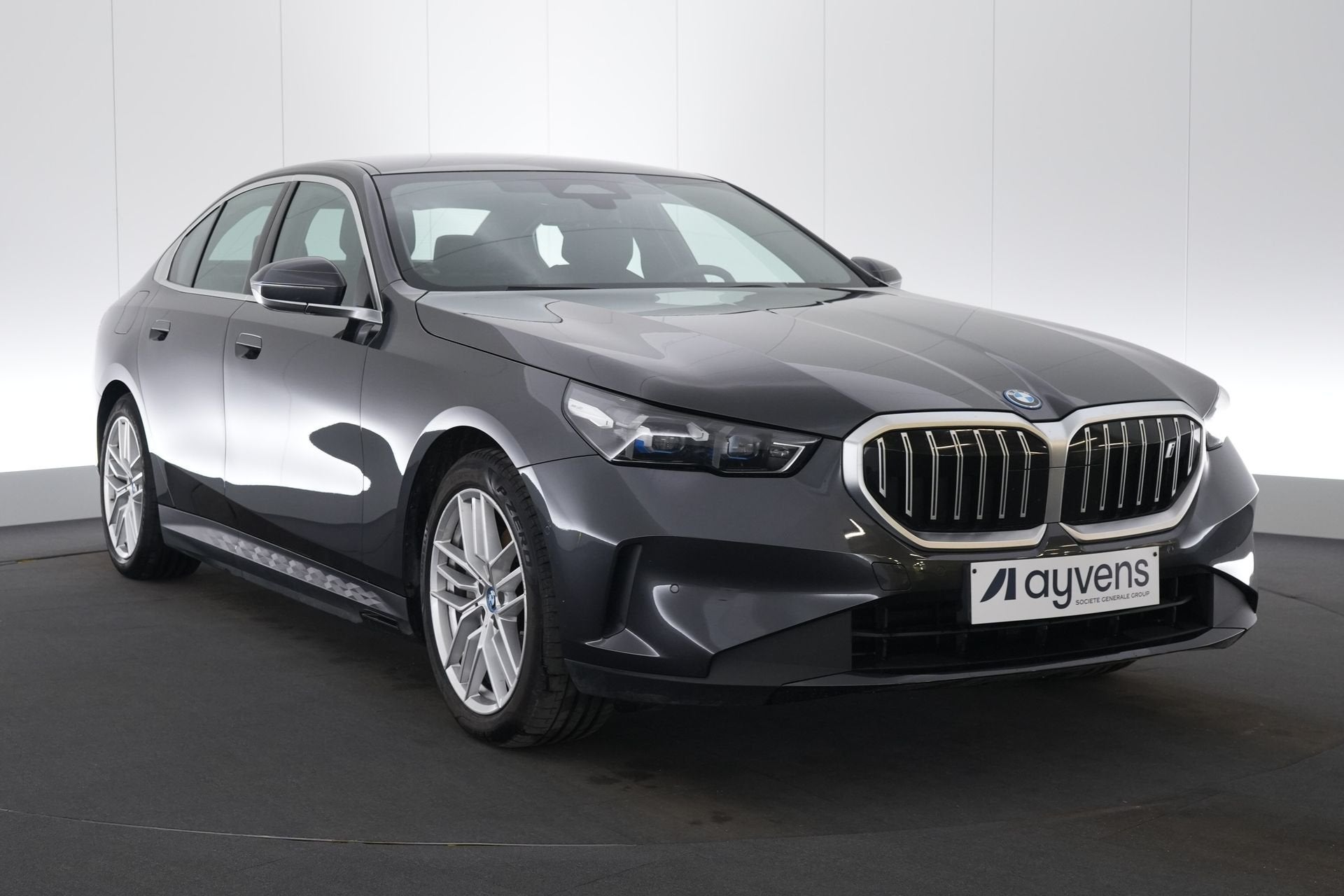 (2FQY899) BMW I5, Autos, 4 portes, Entreprise, Alarme, Carnet d'entretien