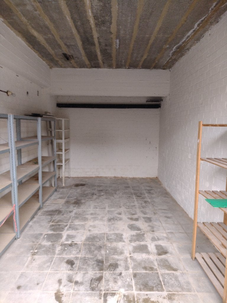 Garage à louer à Berchem pour grande voiture ou camionette., Bruxelles