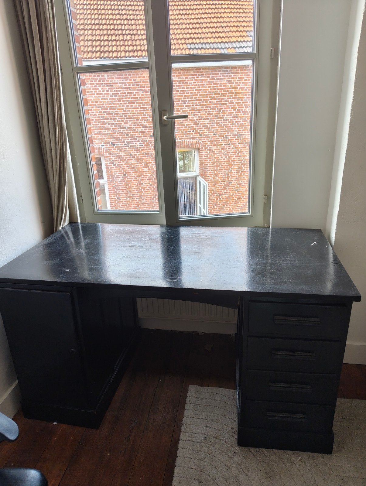 Gratis zwarte houten bureau, Ophalen