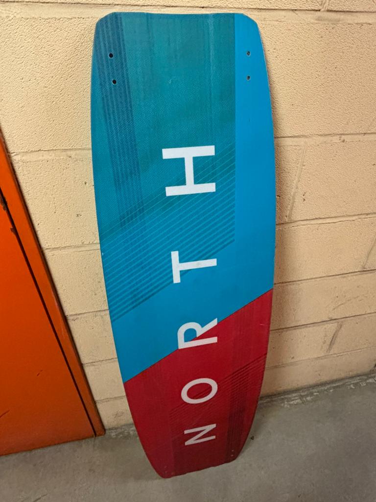 Board kitesurf Astra 2021 and straps 2023 S/M rarely used, Ophalen of Verzenden, Zo goed als nieuw