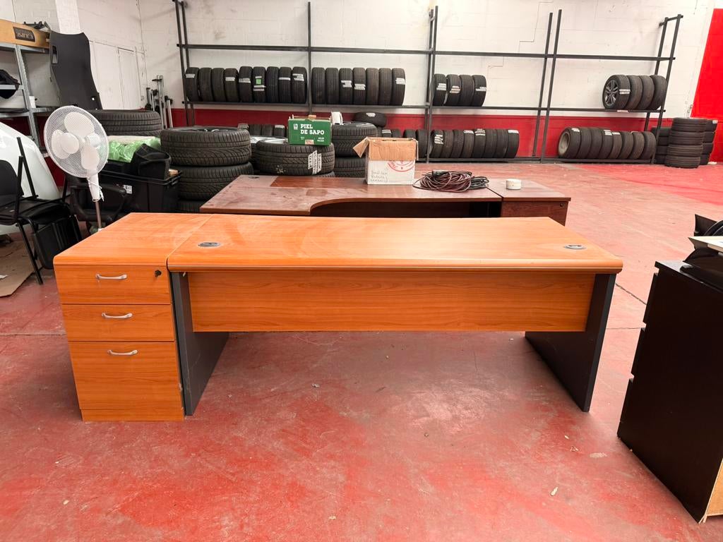Bureau en tres bon état, Enlèvement, Utilisé