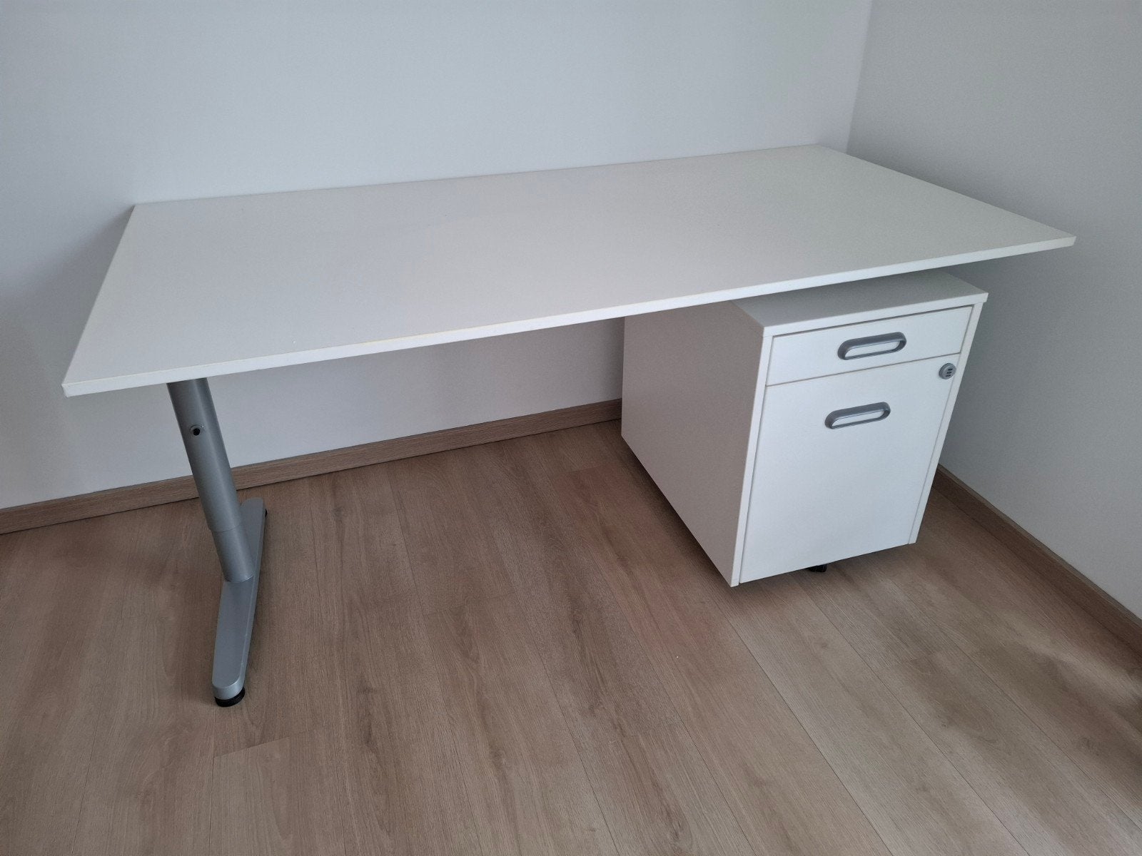 bureau, Huis en Inrichting, Ophalen, In hoogte verstelbaar, Zo goed als nieuw, Wit