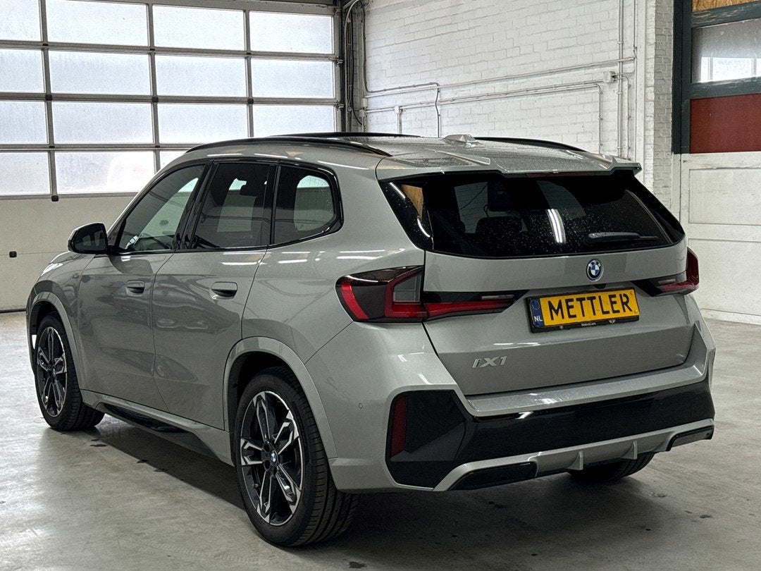 BMW iX1 EDrive20 67 kWh M Sport Edition | Harman Kardon | Me, Autos, Cuir, Argent ou Gris, 750 kg, Entreprise