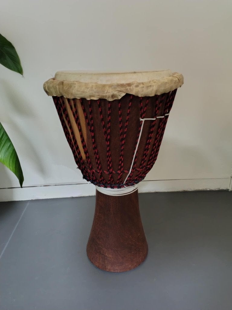 Djembee met draagtas. Diameter 31 m, hoogte 60cm., Enlèvement, Comme neuf, Tambour