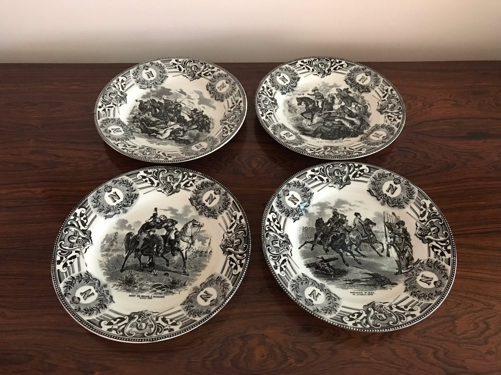 Set van 4 Boch Napoleon borden zwart decor, Antiquités & Art, Enlèvement ou Envoi