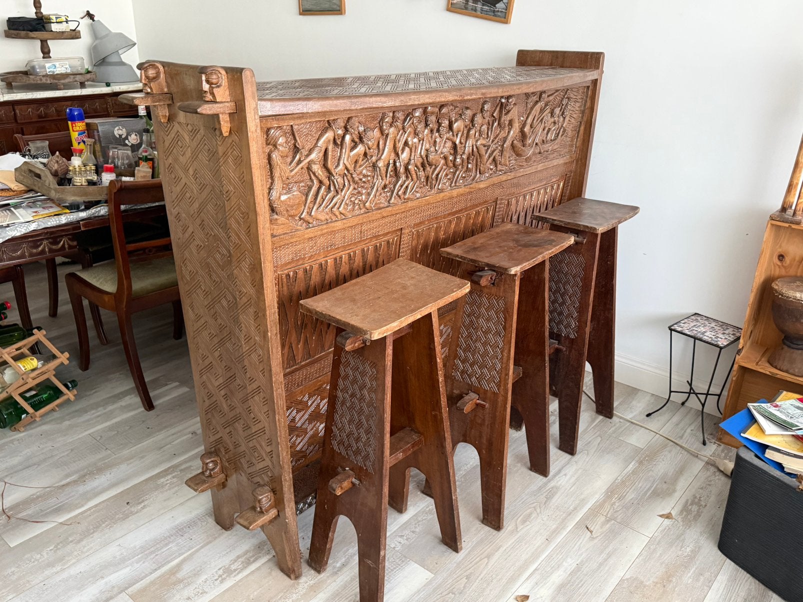 Unieke handgesneden Afrikaanse bar met 3 krukken, Maison & Meubles, Dénudé, Comme neuf, Enlèvement