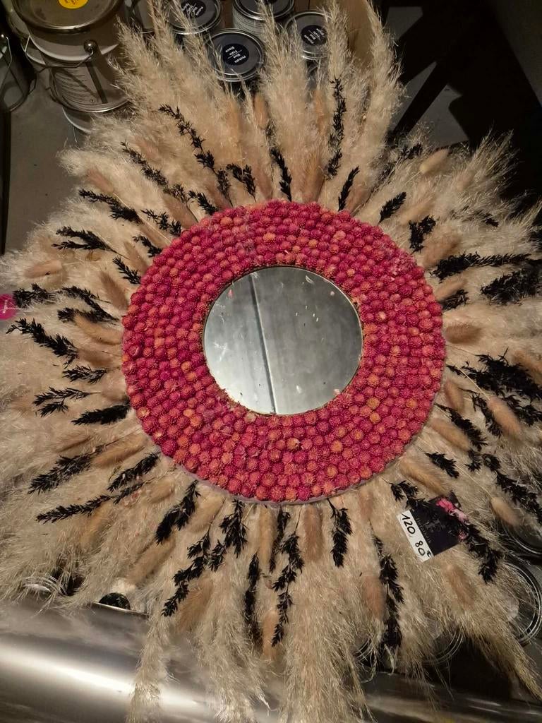 Miroir avec plumes et fleurs rouges. Style bohème