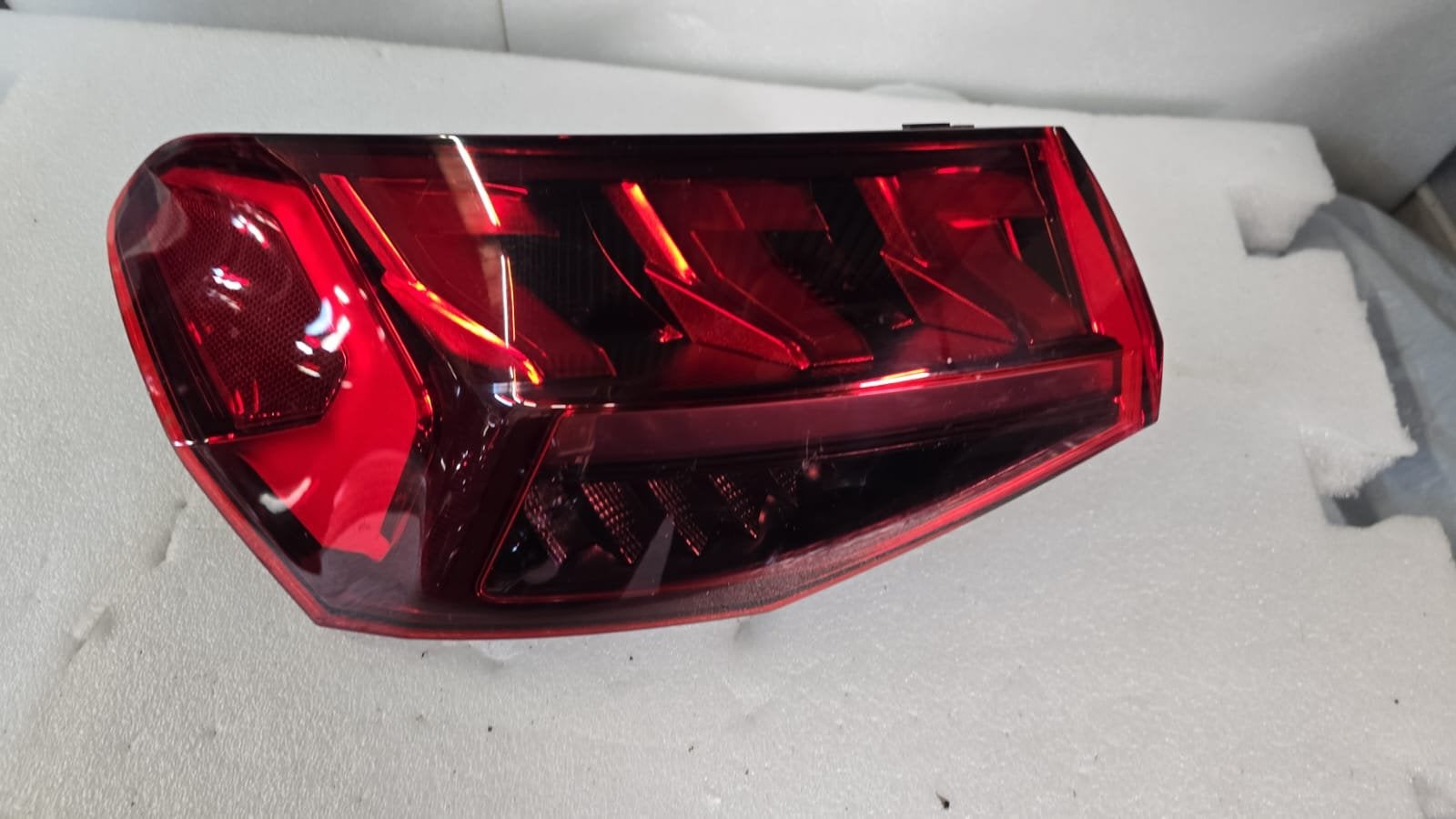 Audi A3 8Y 2021-2024 LED Achterlicht Links 8Y0945207, Auto-onderdelen, Gebruikt, AUDI AG, Auto-Union-Strasse 1
85045  Ingolstadt, DE