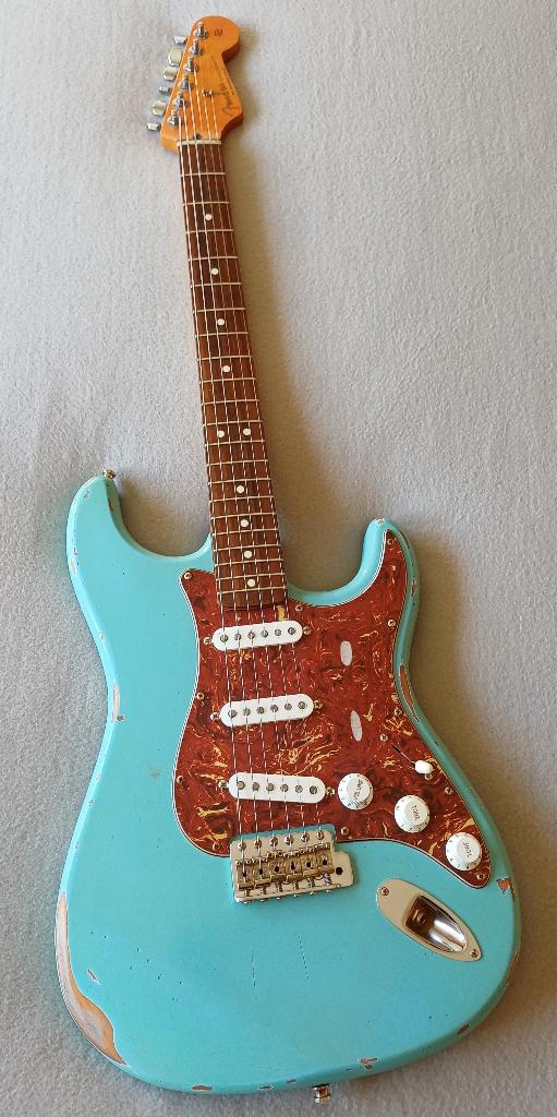 Custom Strat 60 Ash Blue Nitro Relic, Muziek en Instrumenten, Snaarinstrumenten | Gitaren | Elektrisch, Gebruikt, Solid body, Fender