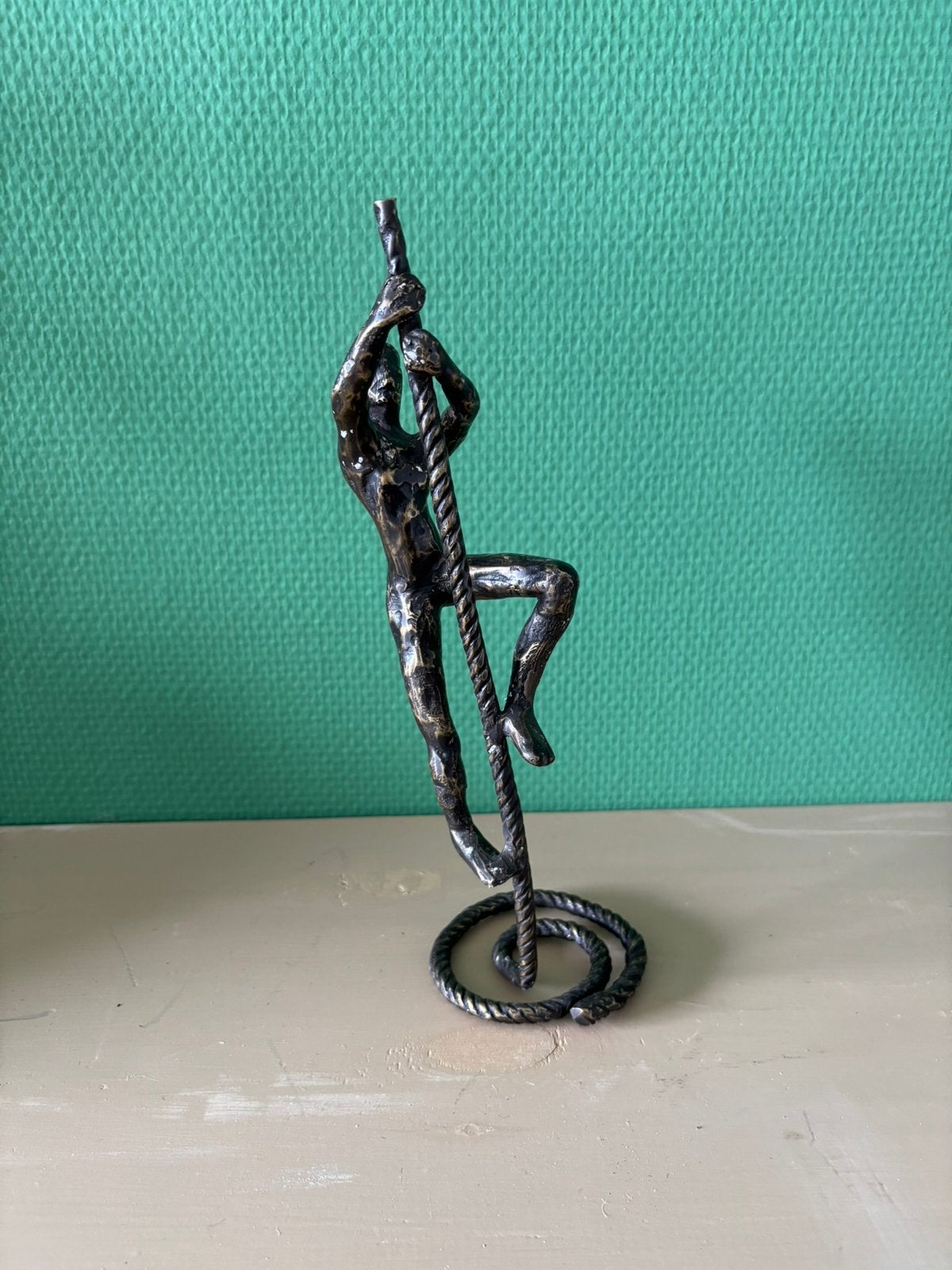 Statue en bronze antique grimpeur sur corde, Enlèvement, Comme neuf