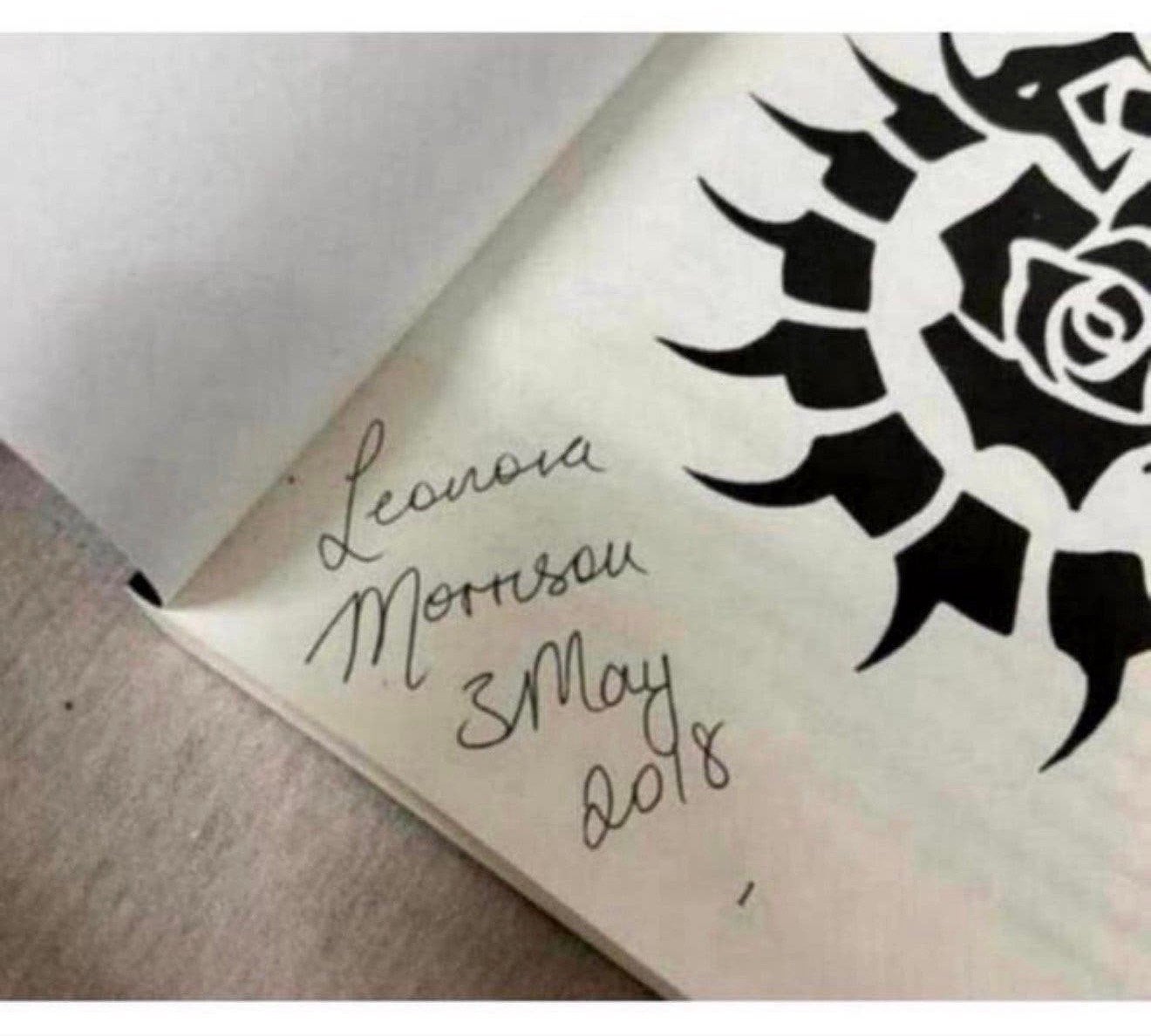 Leonora Morrison 2 + rosier SIGNATURE en velours rouge SIGNÉ, Enlèvement ou Envoi, Comme neuf, Livre, Revue ou Article, Signé