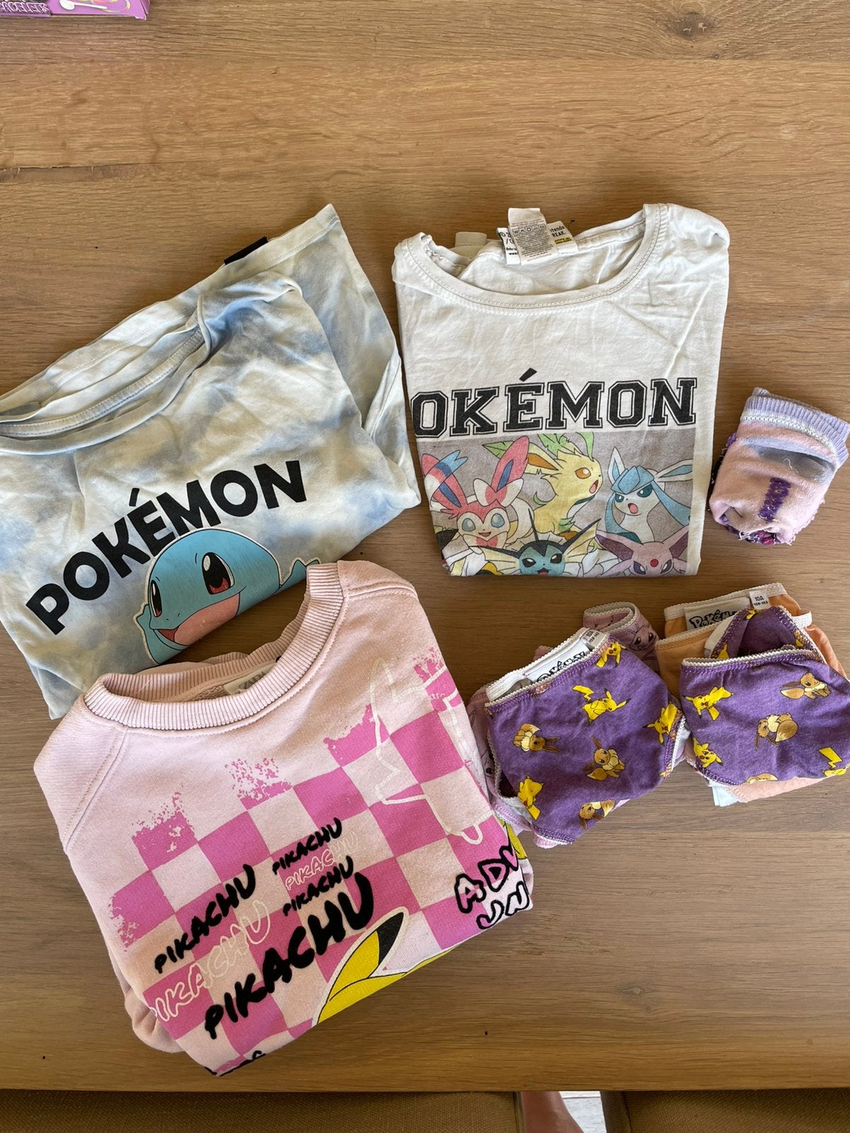 Pakket kledij meisje 9 jaar Pokemon, Enlèvement ou Envoi, Comme neuf
