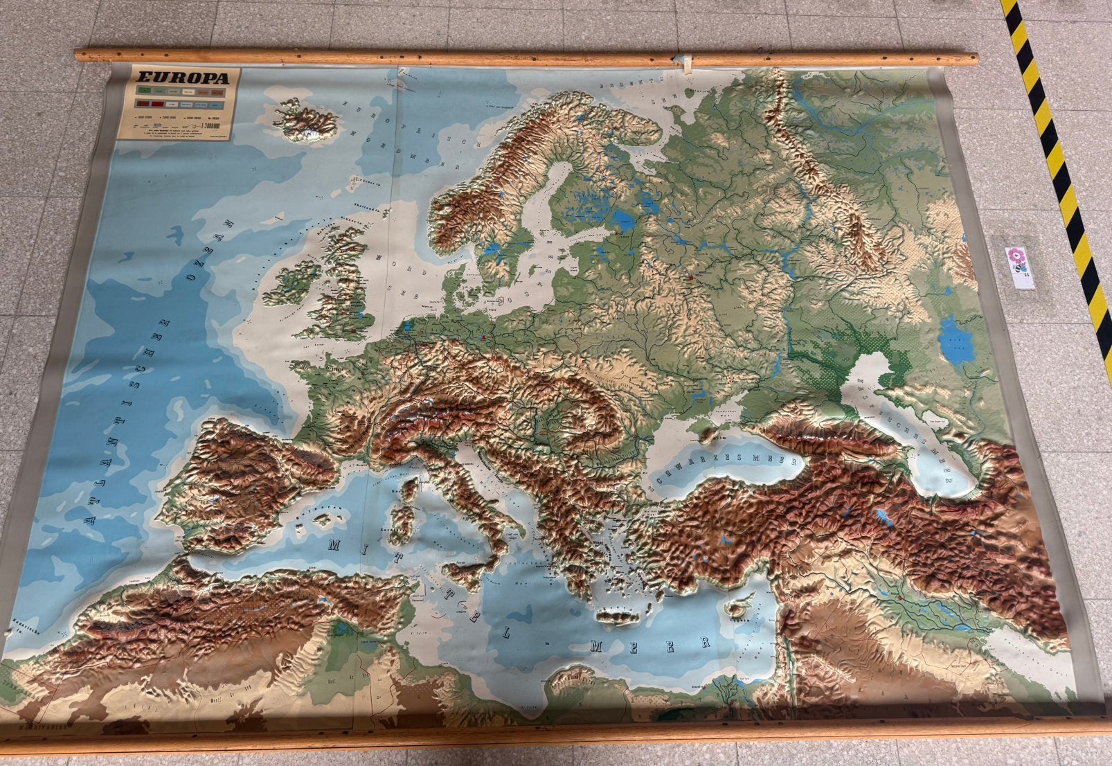 Oude grote kaart Europa met reliëf, Antiek en Kunst, Ophalen