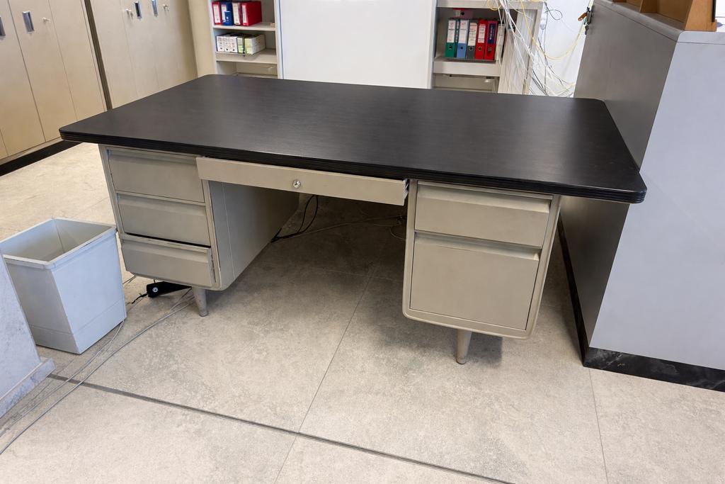 4 Bureaux à tiroir TDS ACIOR, Enlèvement, Utilisé