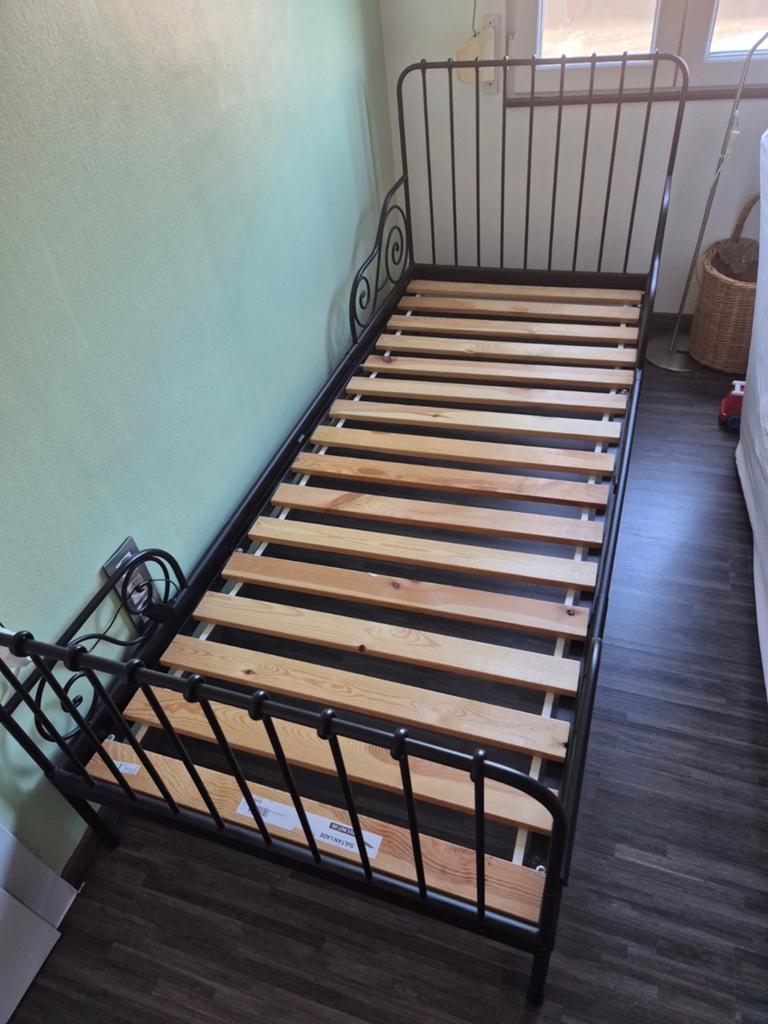 Zwart 1 persoonsbed (meegroeibed), Huis en Inrichting, Slaapkamer | Bedden, Ophalen