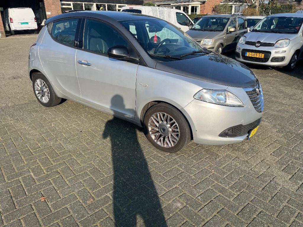 lancia ypsilon 0.9 twinair.   2014, Auto's, Lancia, Voorwielaandrijving, Stof, Zwart, Bedrijf