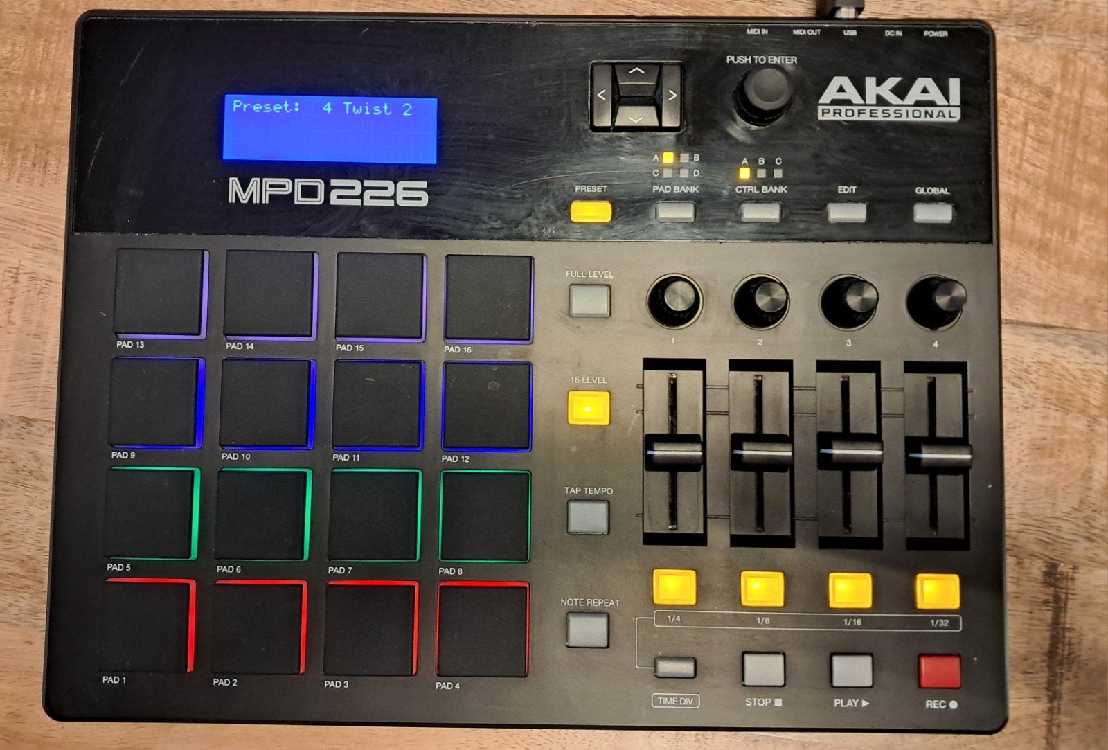 Midi pad akai mpd226, Muziek en Instrumenten, Ophalen, Zo goed als nieuw