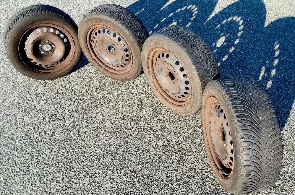 4 roues hiver 205/55-16 d'une Ford Focus, Auto-onderdelen, Banden en Velgen, Ophalen, Gebruikt, 16 inch, Banden en Velgen