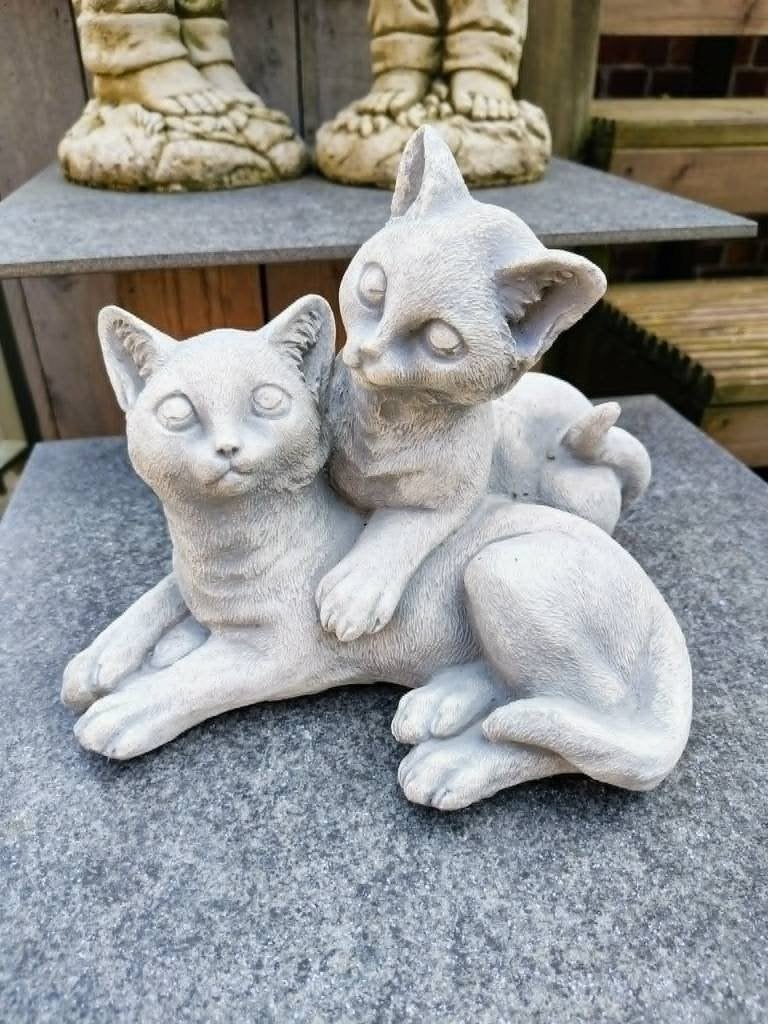 Betonnen tuinbeeld - koppel poezen, Tuin en Terras, Ophalen of Verzenden, Nieuw, Beton, Dierenbeeld
