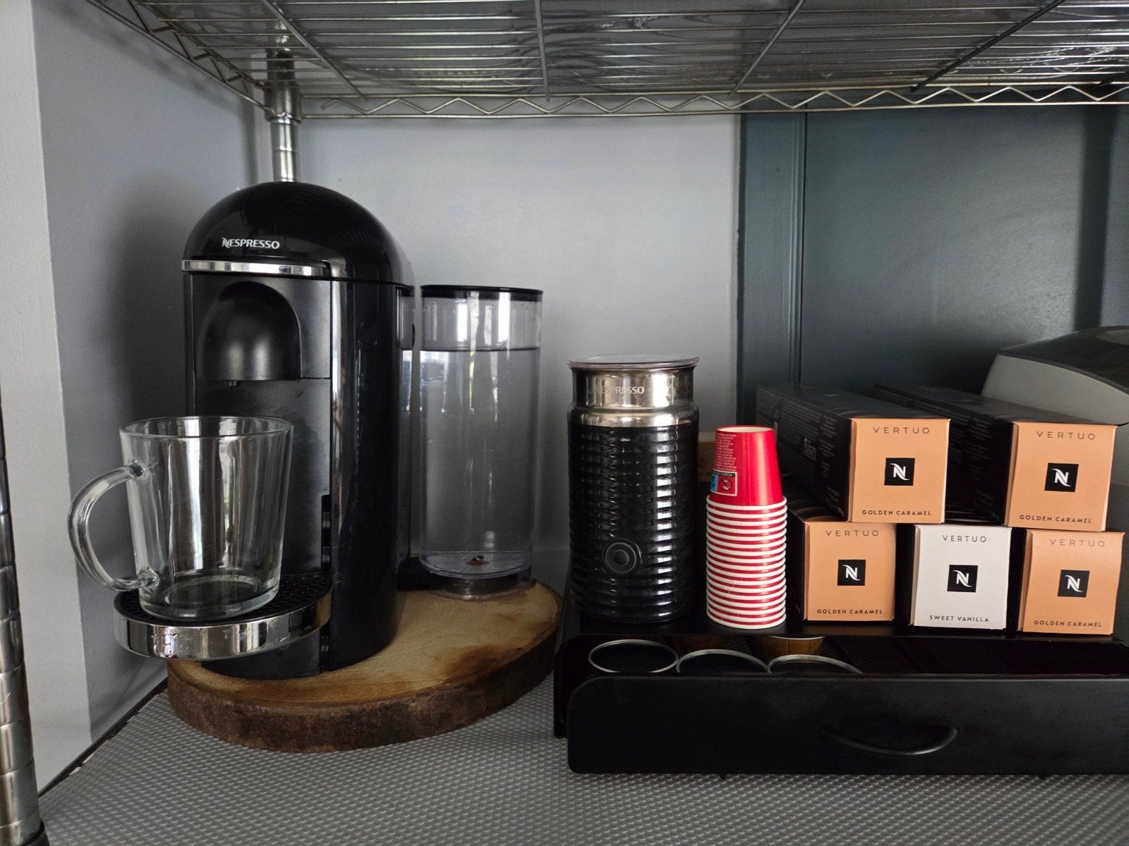 Titel: Complete Nespresso Vertuo Set + Melkopschuimer + 4 Do, Ophalen of Verzenden, Koffiemachine