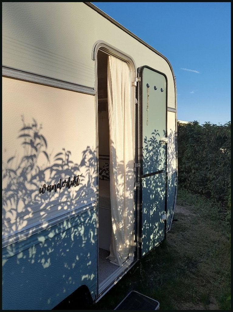 TE HUUR (rijbewijs B): volledig gerenoveerde Hobby caravan, Hobby, Treinzit, Particulier, 4 tot 5 meter