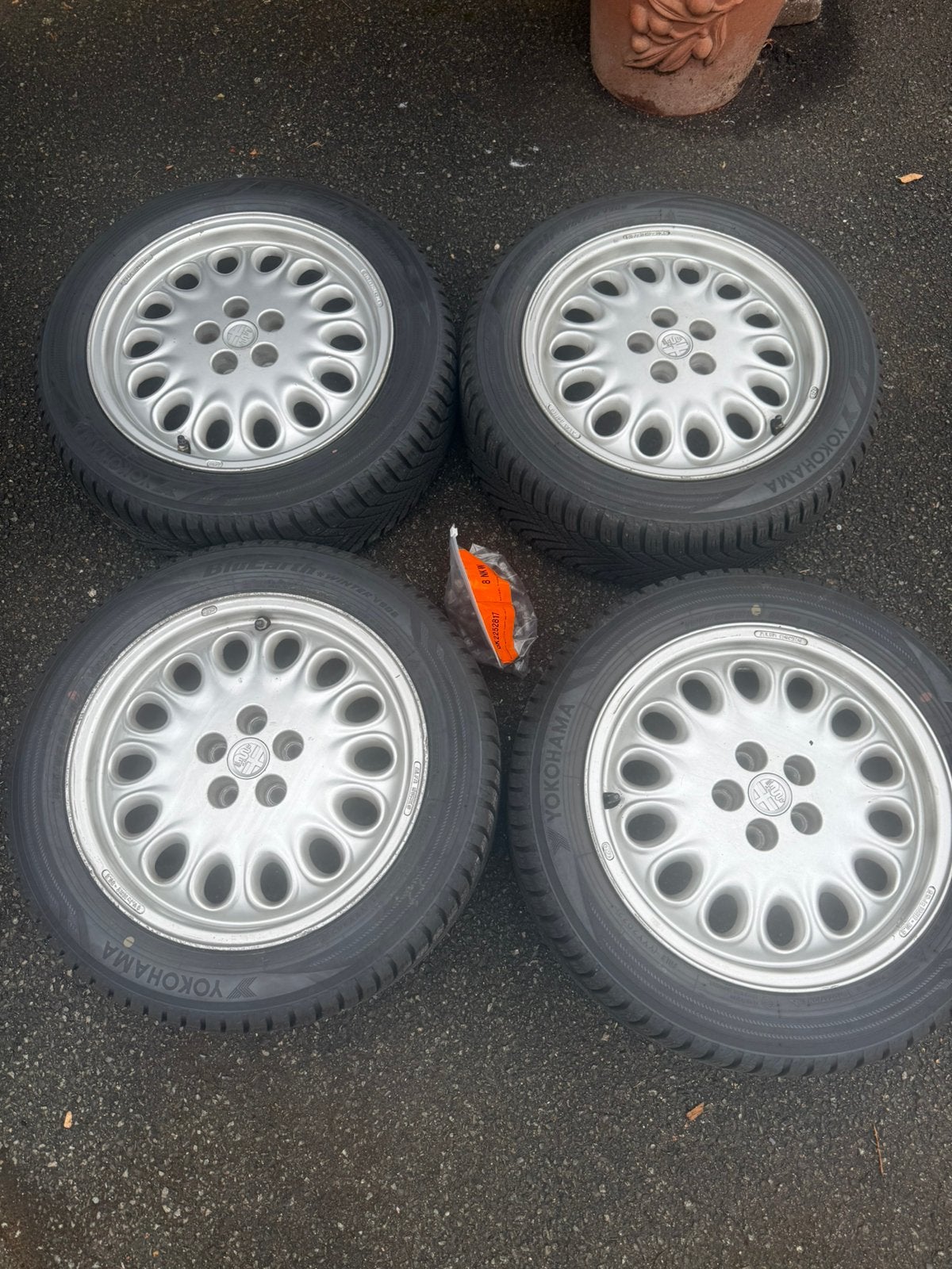 Te koop 4 winterbanden en velg, Hobby & Loisirs créatifs, Modélisme | Radiocommandé & Téléguidé | Voitures, Enlèvement, Comme neuf