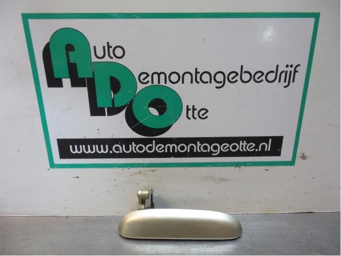 Poignée portière 4portes arrière droite d'un Toyota Yaris, -, Toyota, Utilisé, -