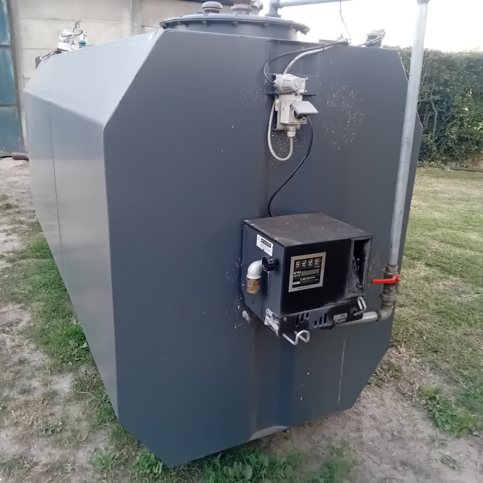 Dubbelwandige tank was voor auto en vrachtwagens, Ophalen