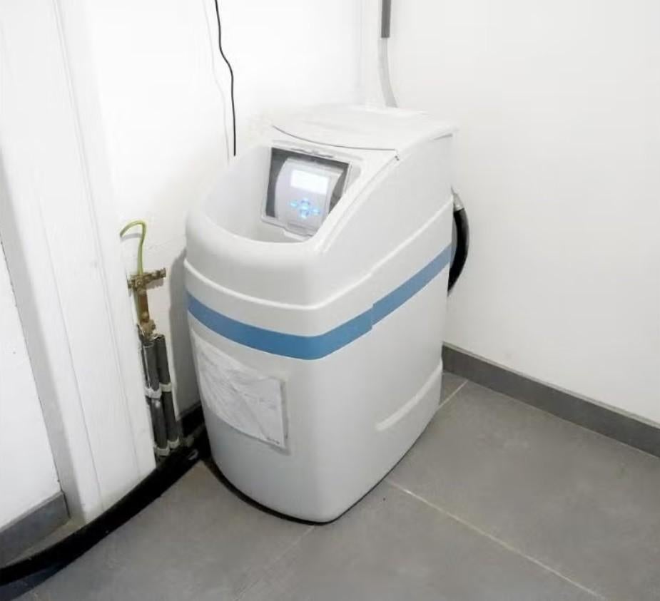 Adoucisseur d'eau EcoBlue 10 litres de MCB Water, Electroménager, Adoucisseurs d'eau, Enlèvement, Utilisé