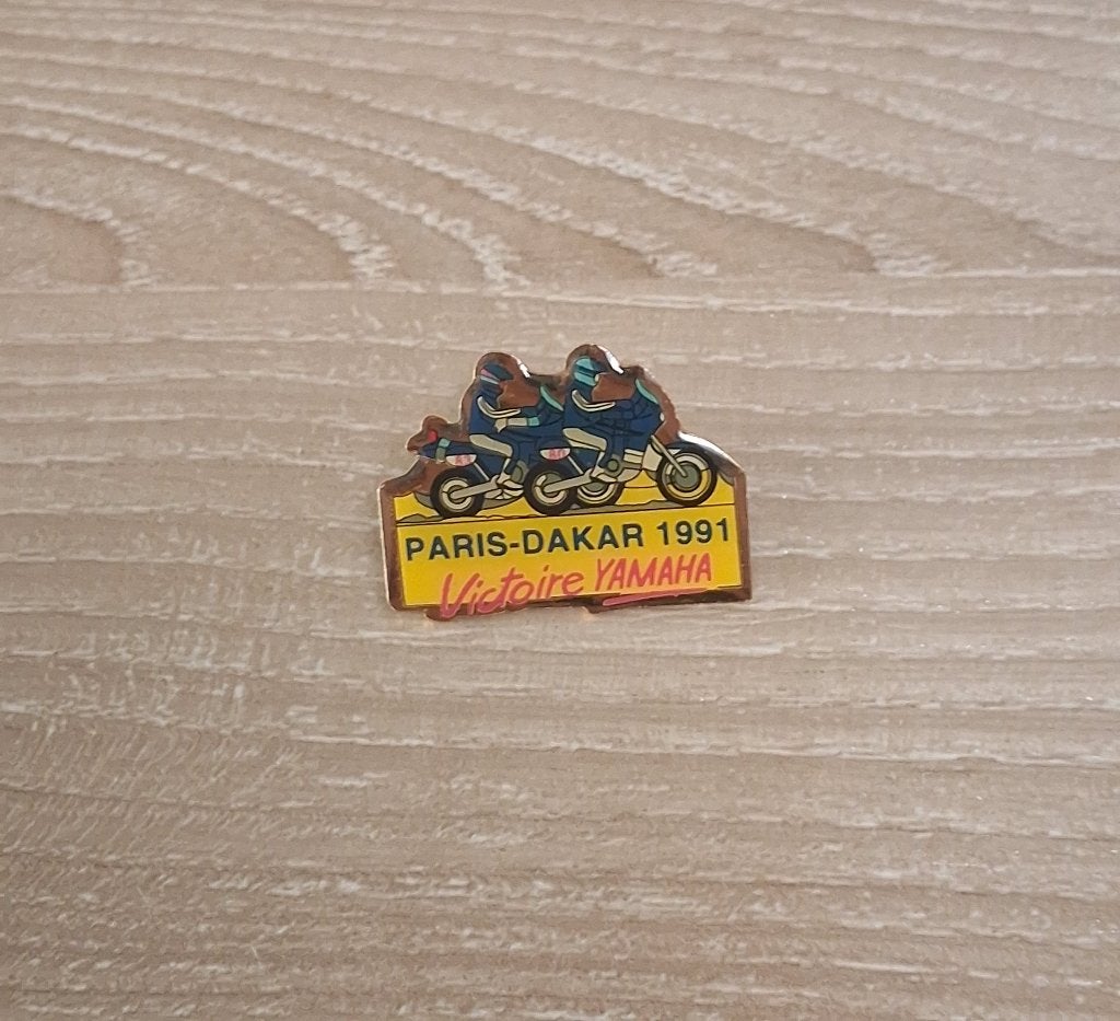 PIN - PARIS-DAKAR 1991 - VICTOIRE YAMAHA - DAKAR, Collections, Envoi, Utilisé, Sport, Insigne ou Pin's