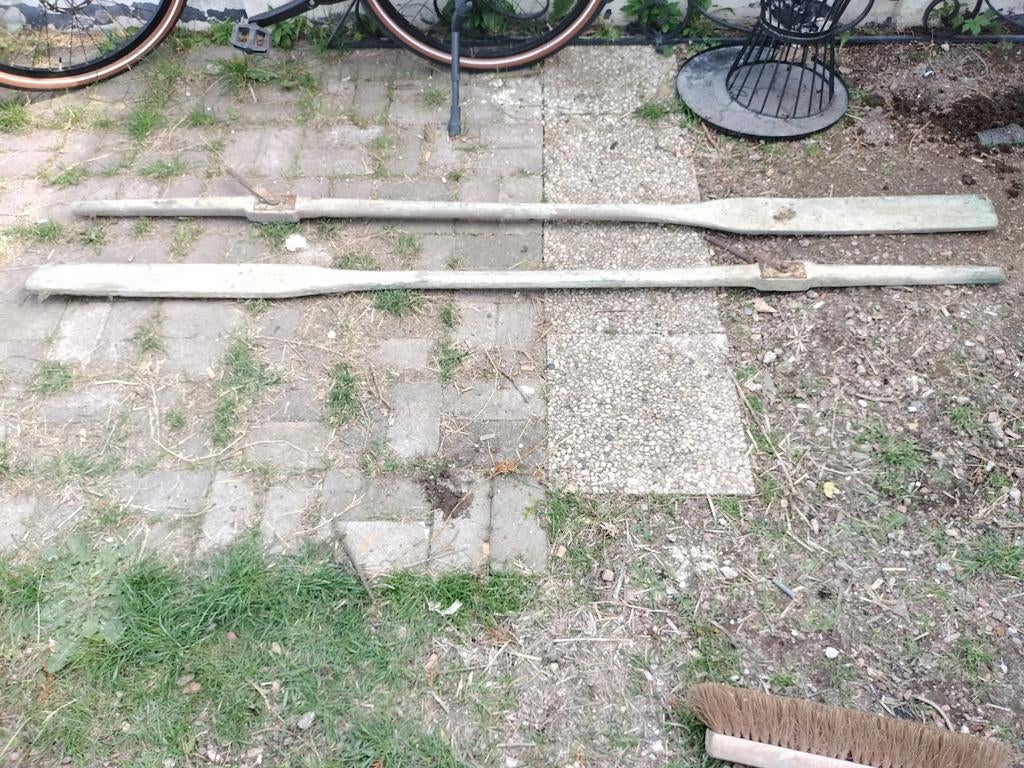 Oude houten roeispanen., Ophalen